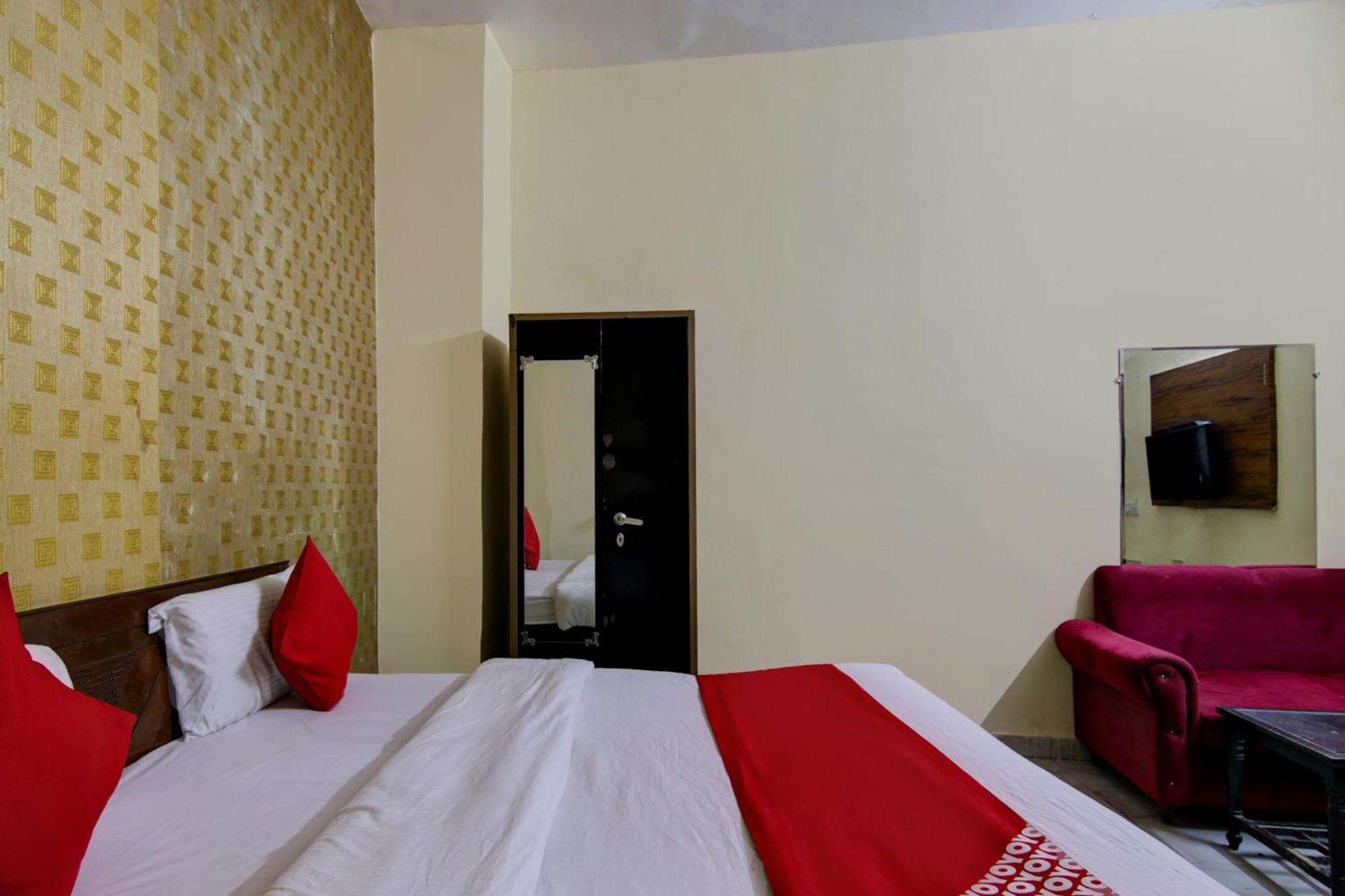 Hotel Yash House New Delhi Buitenkant foto
