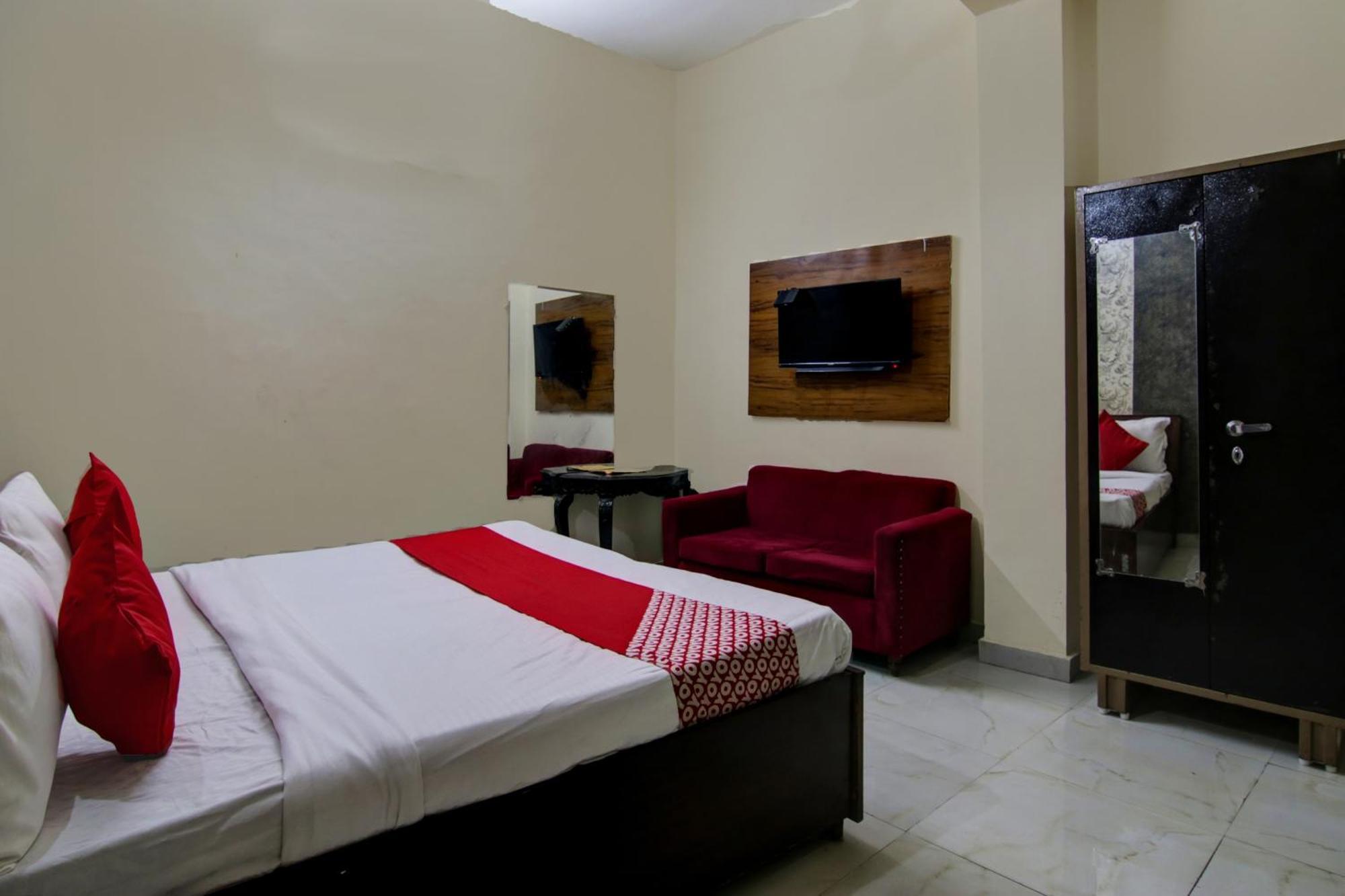 Hotel Yash House New Delhi Buitenkant foto
