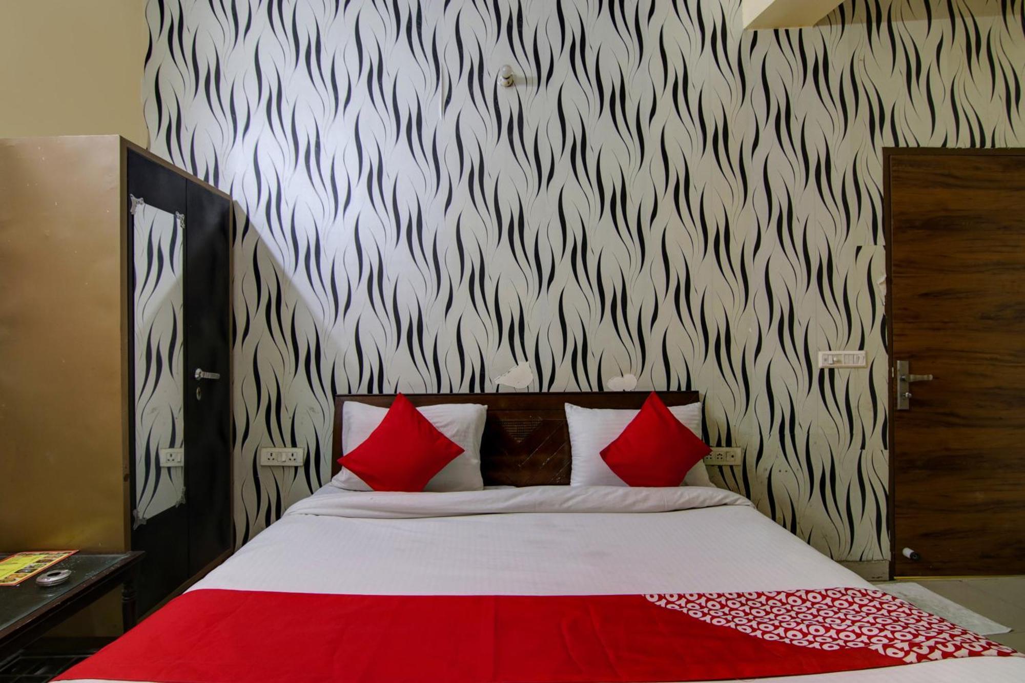 Hotel Yash House New Delhi Buitenkant foto