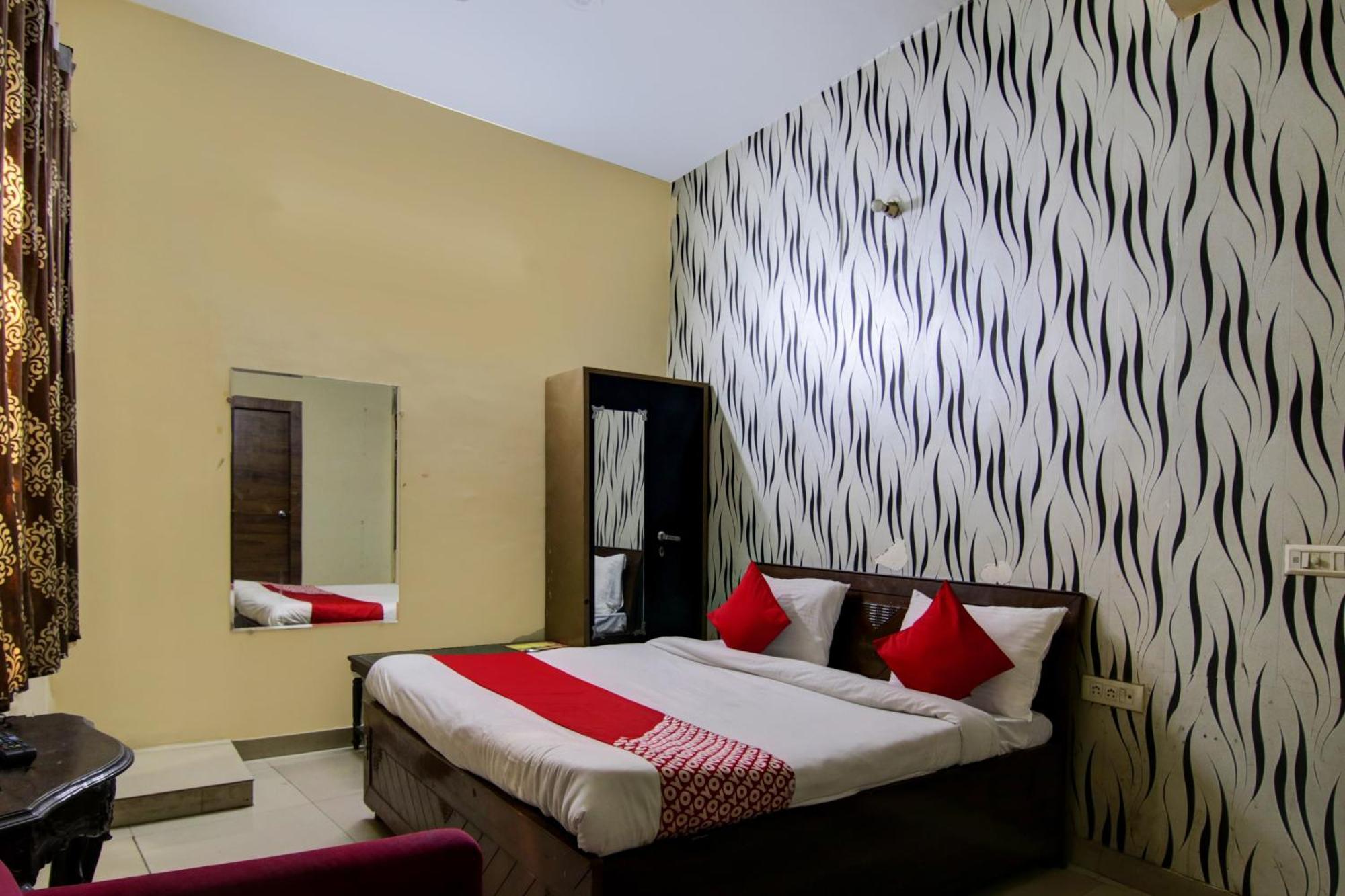 Hotel Yash House New Delhi Buitenkant foto