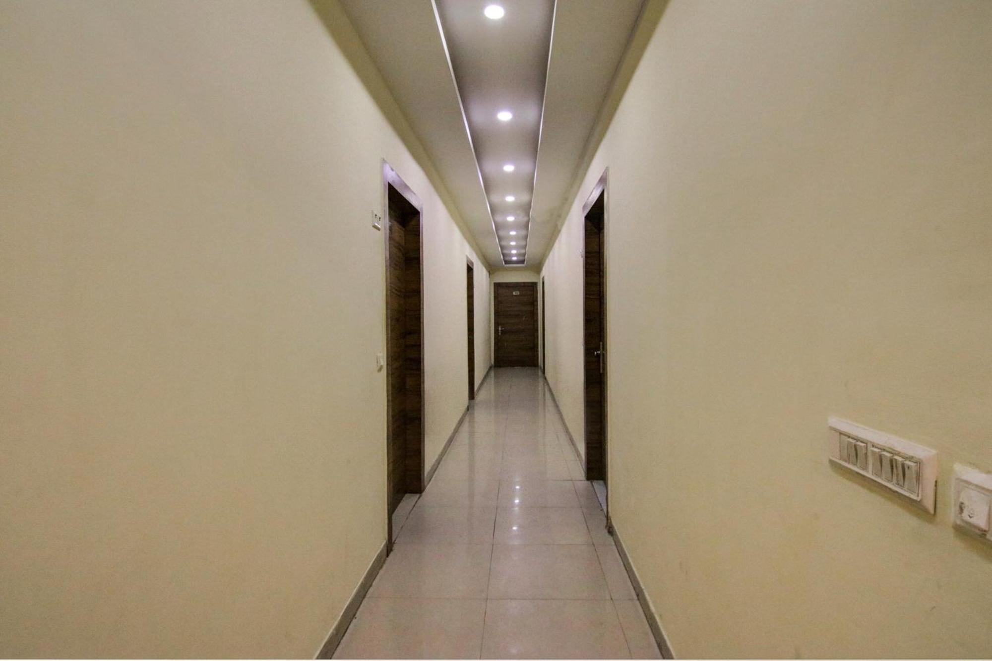 Hotel Yash House New Delhi Buitenkant foto